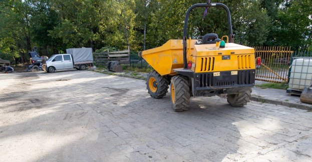 W Rabce-Zdroju rozpoczęły się prace przy przebudowie parkingu przy cmentarzu na Zaborni. Urząd Miejski w Rabce-Zdroju rozstrzygnął przetarg, a prace wykona firma Kośmider za prawie 450 tys. zł.